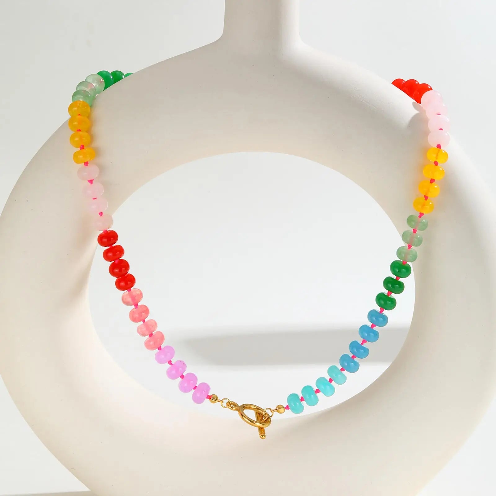 Collier avec pendentif arc-en-ciel et perles