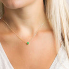 Collier et pendentif avec petite pierre de naissance ronde mai