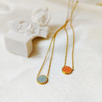 Collier et pendentif avec petite pierre de naissance ronde