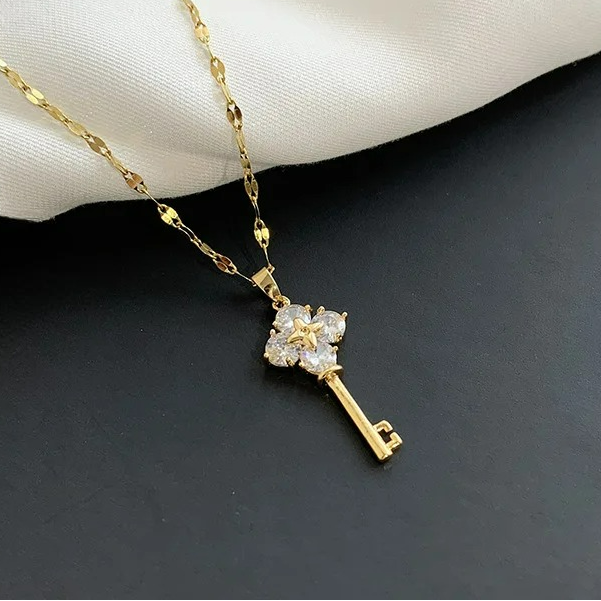 Collier avec pendentif clef avec strass