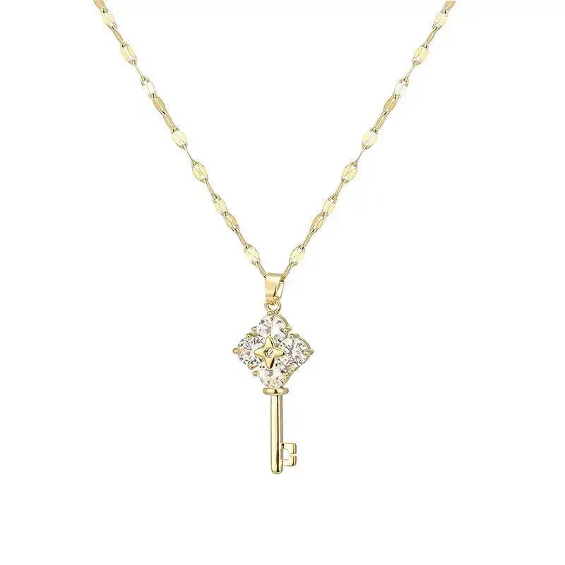 Collier avec pendentif clef avec strass