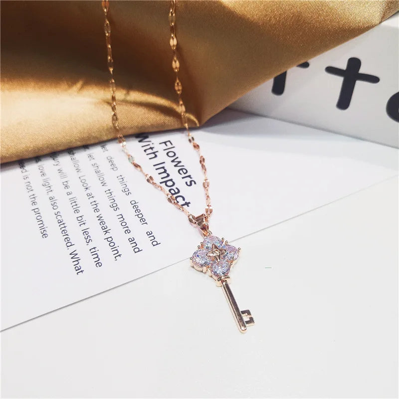 Collier avec pendentif clef avec strass
