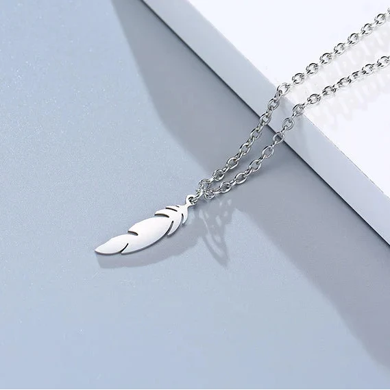 Collier et pendentif plume discret pour homme