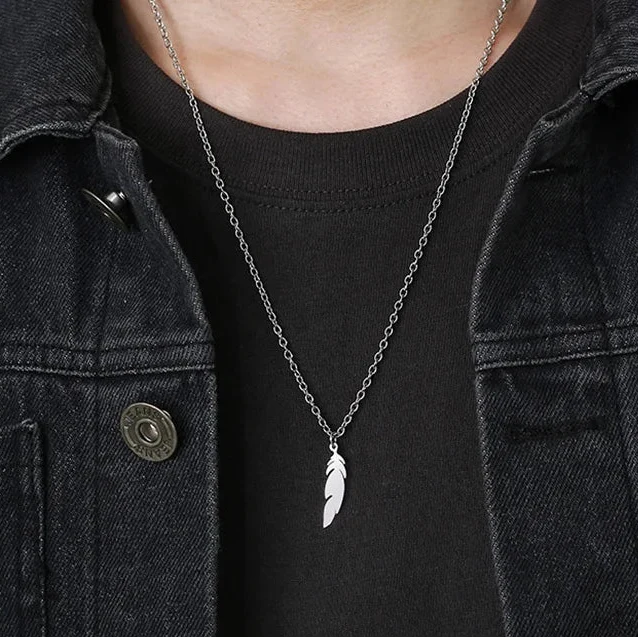 Collier et pendentif plume discret pour homme