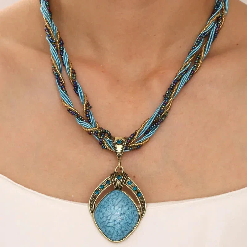 Collier Ethnique avec Grand Pendentif Ovale bleu
