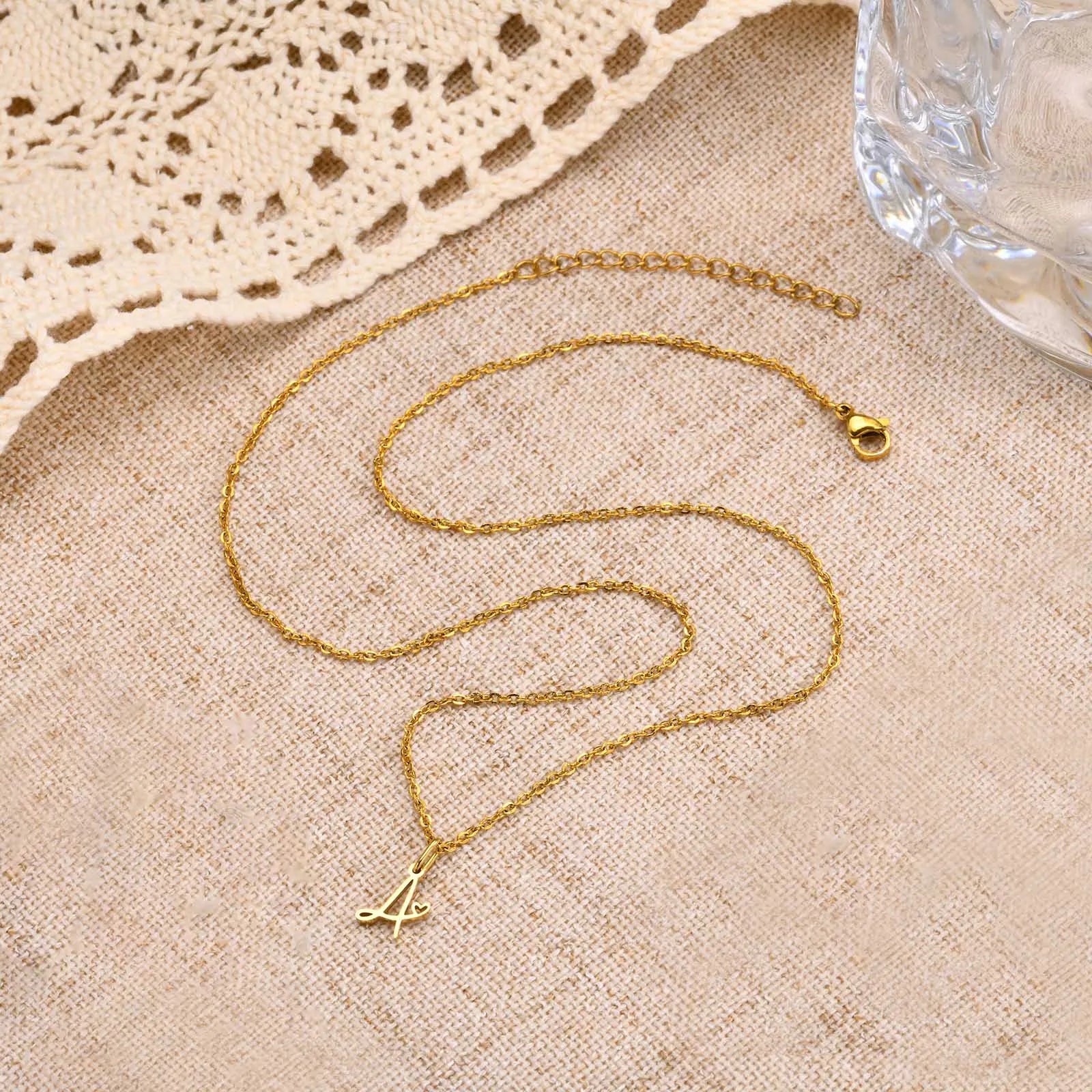 Collier femme avec pendentif initiale lettre et coeur
