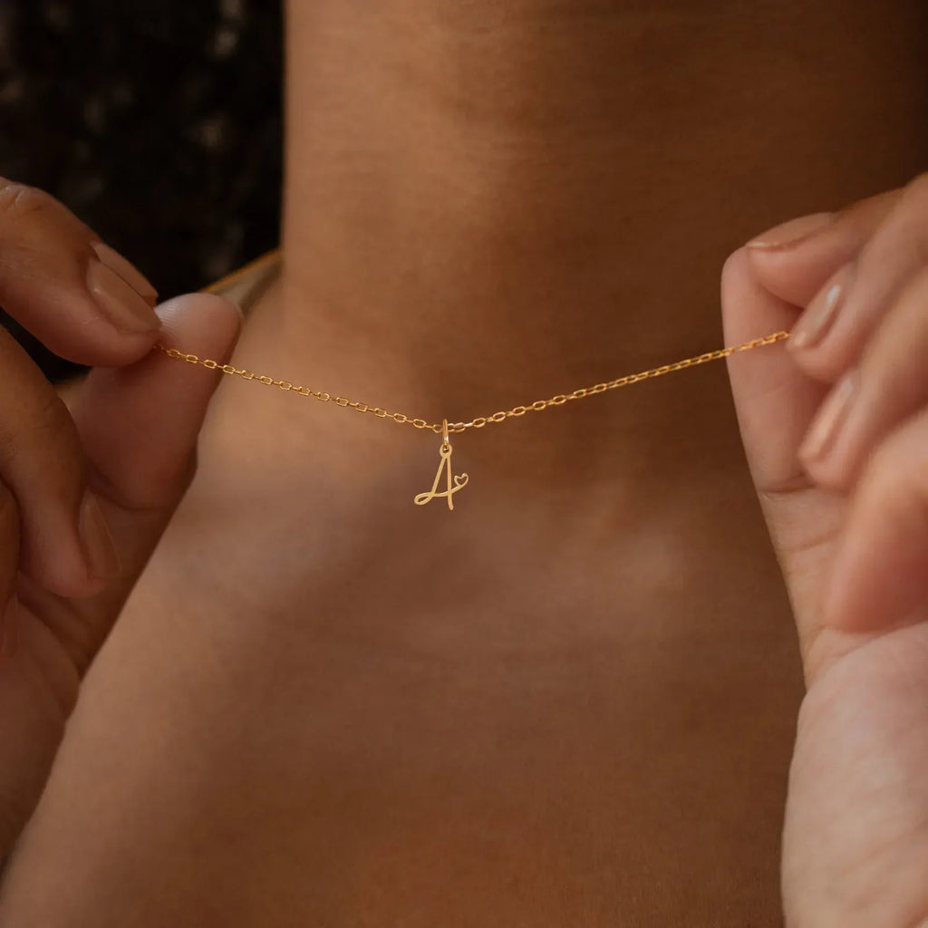 Collier femme avec pendentif initiale lettre et coeur a