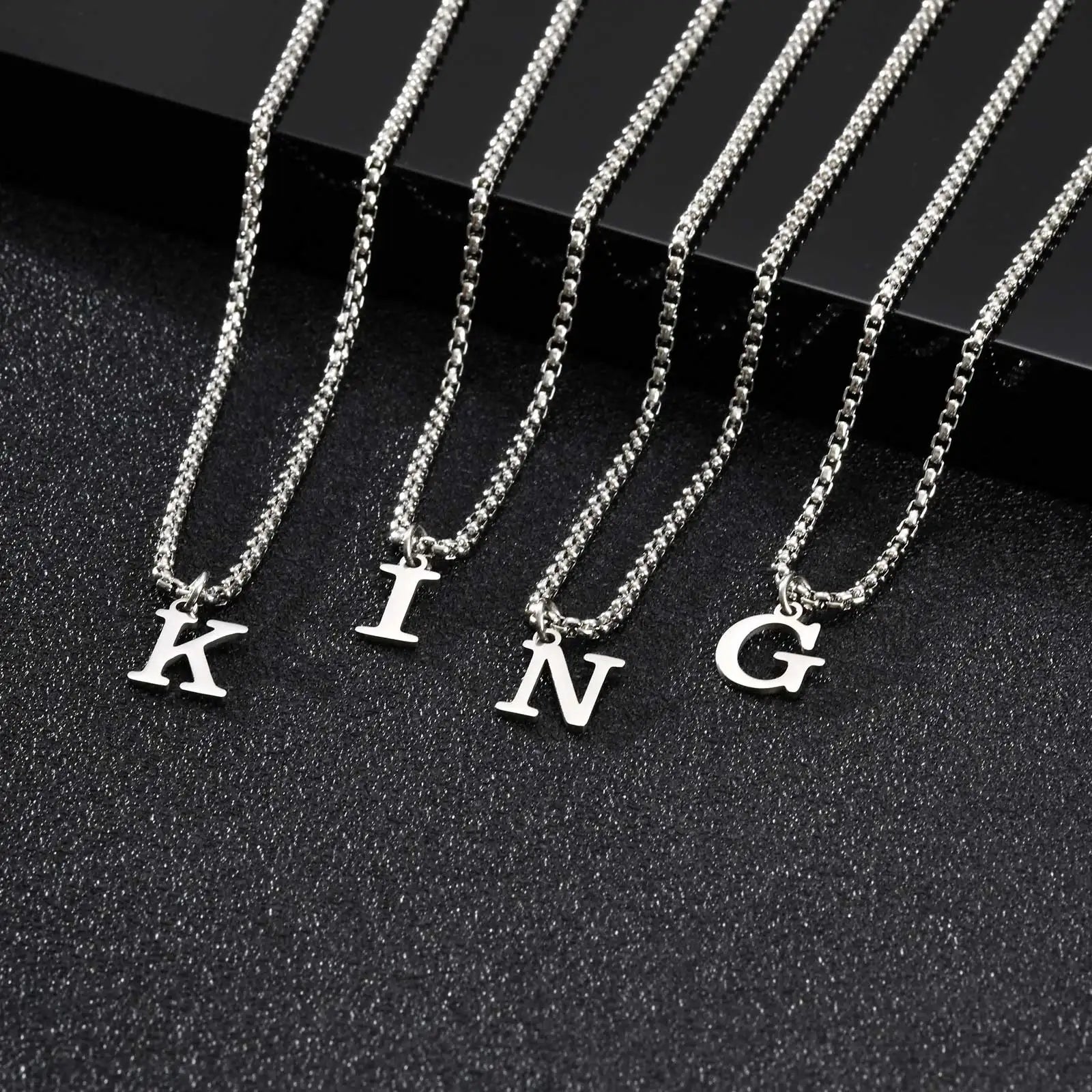 Collier homme avec pendentif initiale k