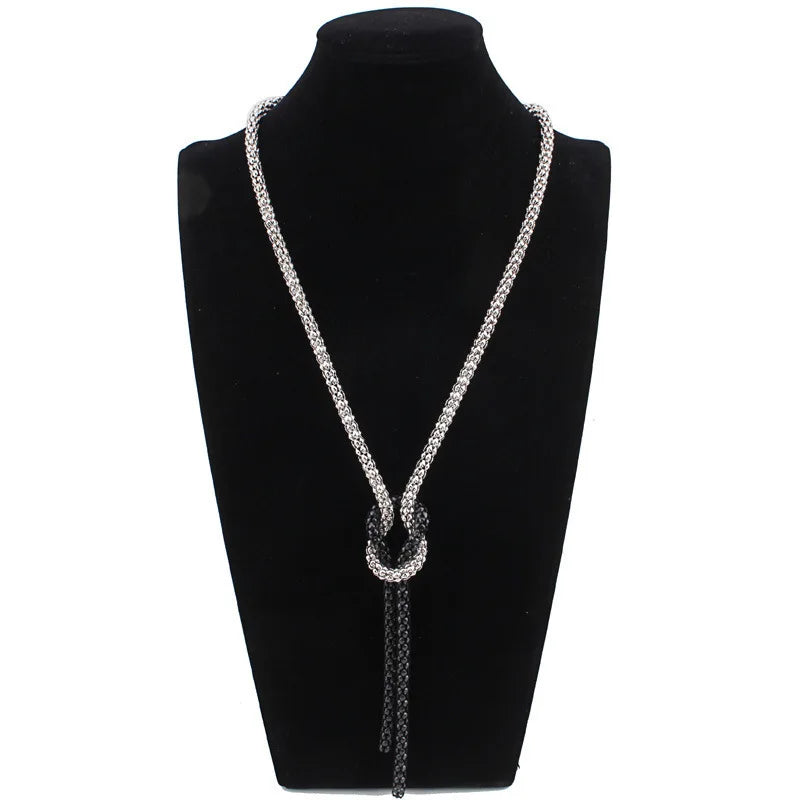 Collier Long avec Pendentif Noeud argent et noir