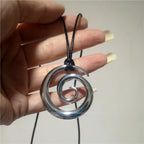 Collier long avec pendentif spirale argenté