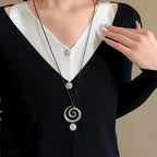 Collier long avec pendentif spirale argenté