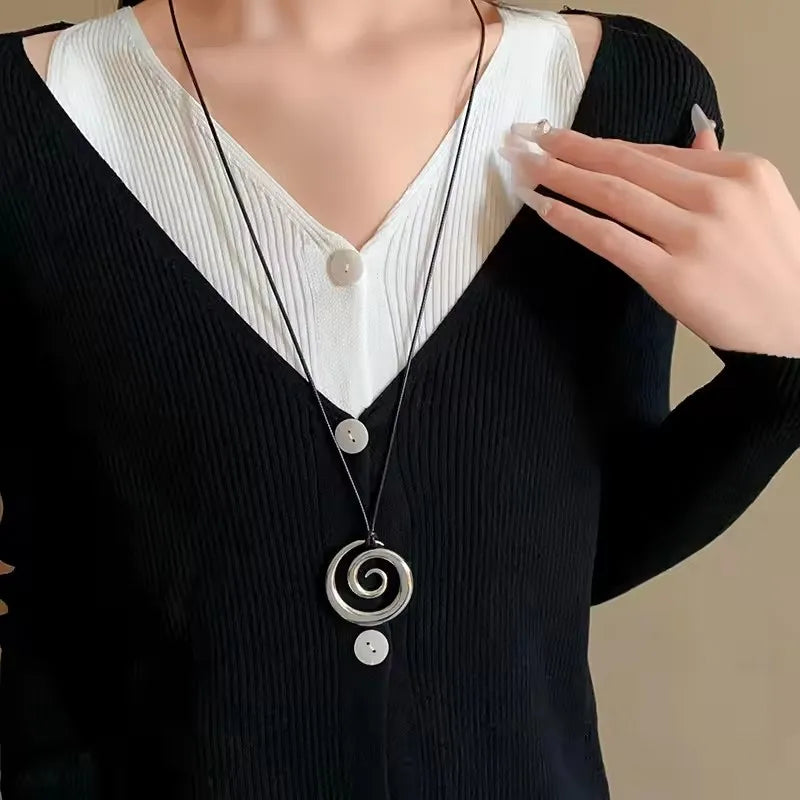 Collier long avec pendentif spirale argenté