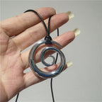 Collier long avec pendentif spirale argenté