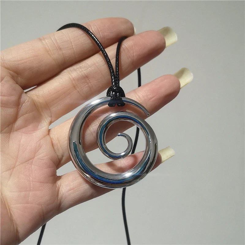 Collier long avec pendentif spirale argenté