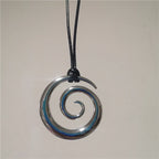 Collier long avec pendentif spirale argenté