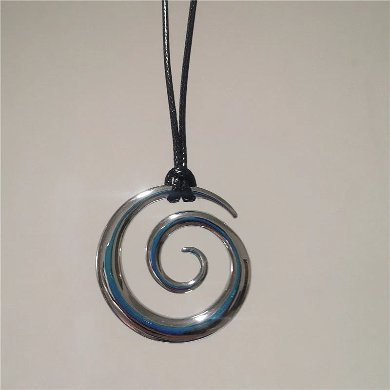 Collier long avec pendentif spirale argenté