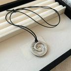 Collier long avec pendentif spirale argenté