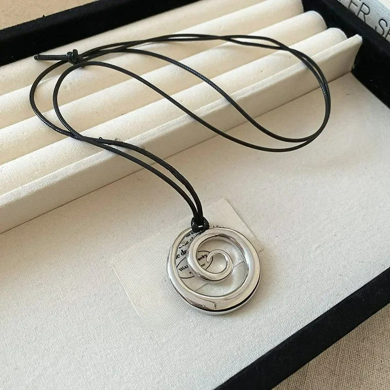Collier long avec pendentif spirale argenté