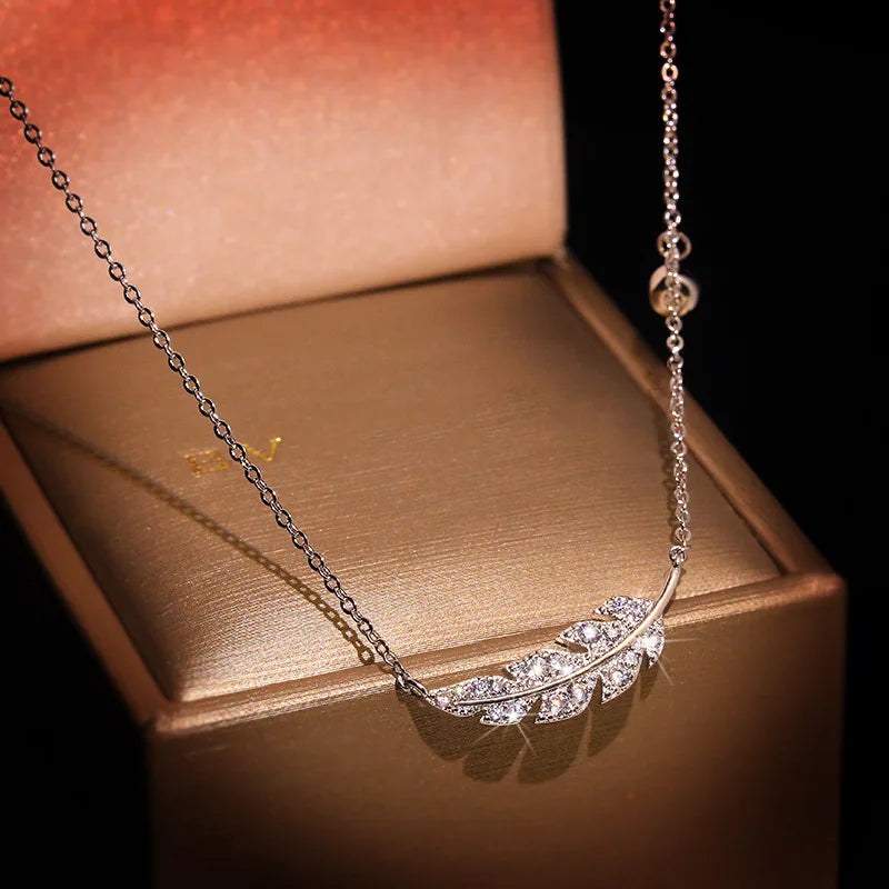 Collier plume scintillant pour femme