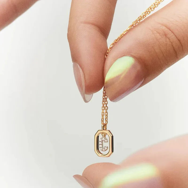 Collier femme avec pendentif hexagonale initiale c