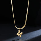Collier ras de cou femme avec pendentif initiale m