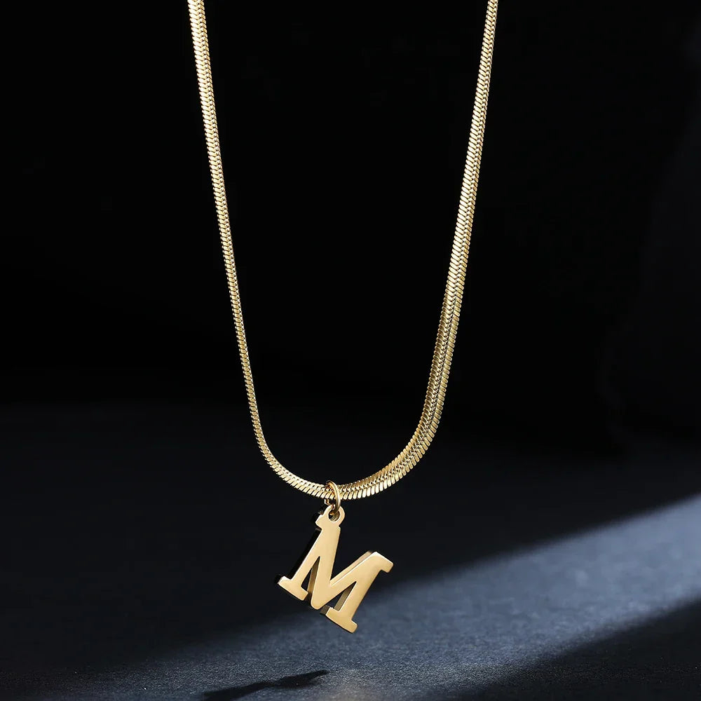 Collier ras de cou femme avec pendentif initiale m