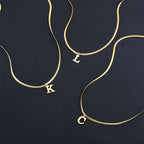 Collier ras de cou femme avec pendentif initiale