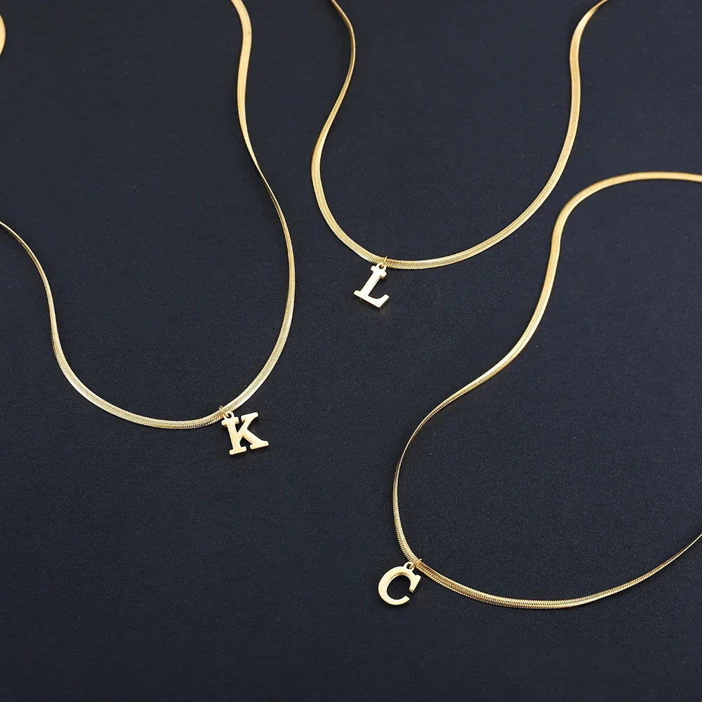Collier ras de cou femme avec pendentif initiale
