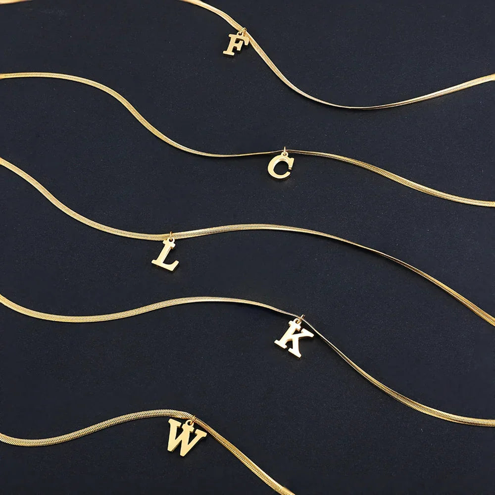 Collier ras de cou femme avec pendentif initiale