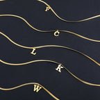 Collier ras de cou femme avec pendentif initiale