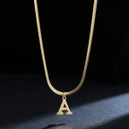 Collier ras de cou femme avec pendentif initiale a