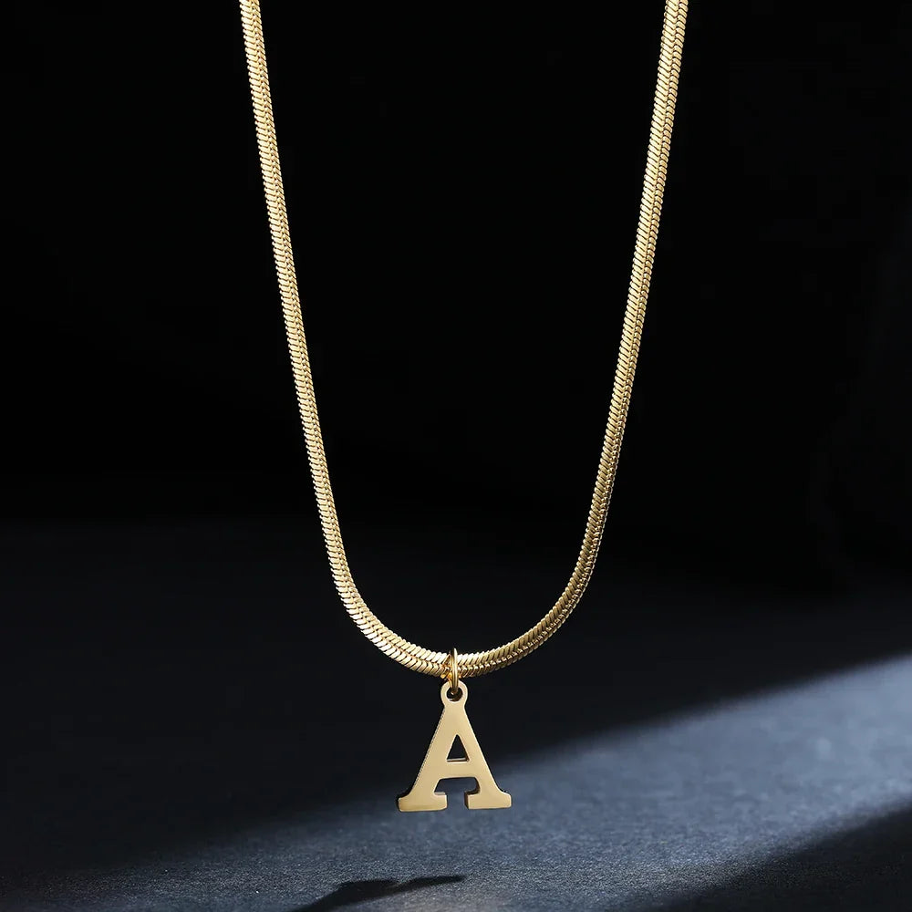 Collier ras de cou femme avec pendentif initiale a