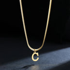 Collier ras de cou femme avec pendentif initiale c