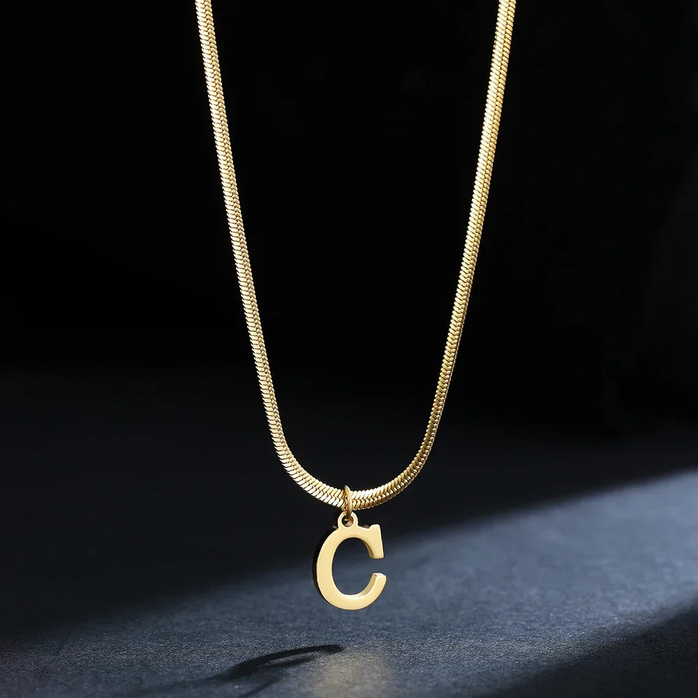Collier ras de cou femme avec pendentif initiale c