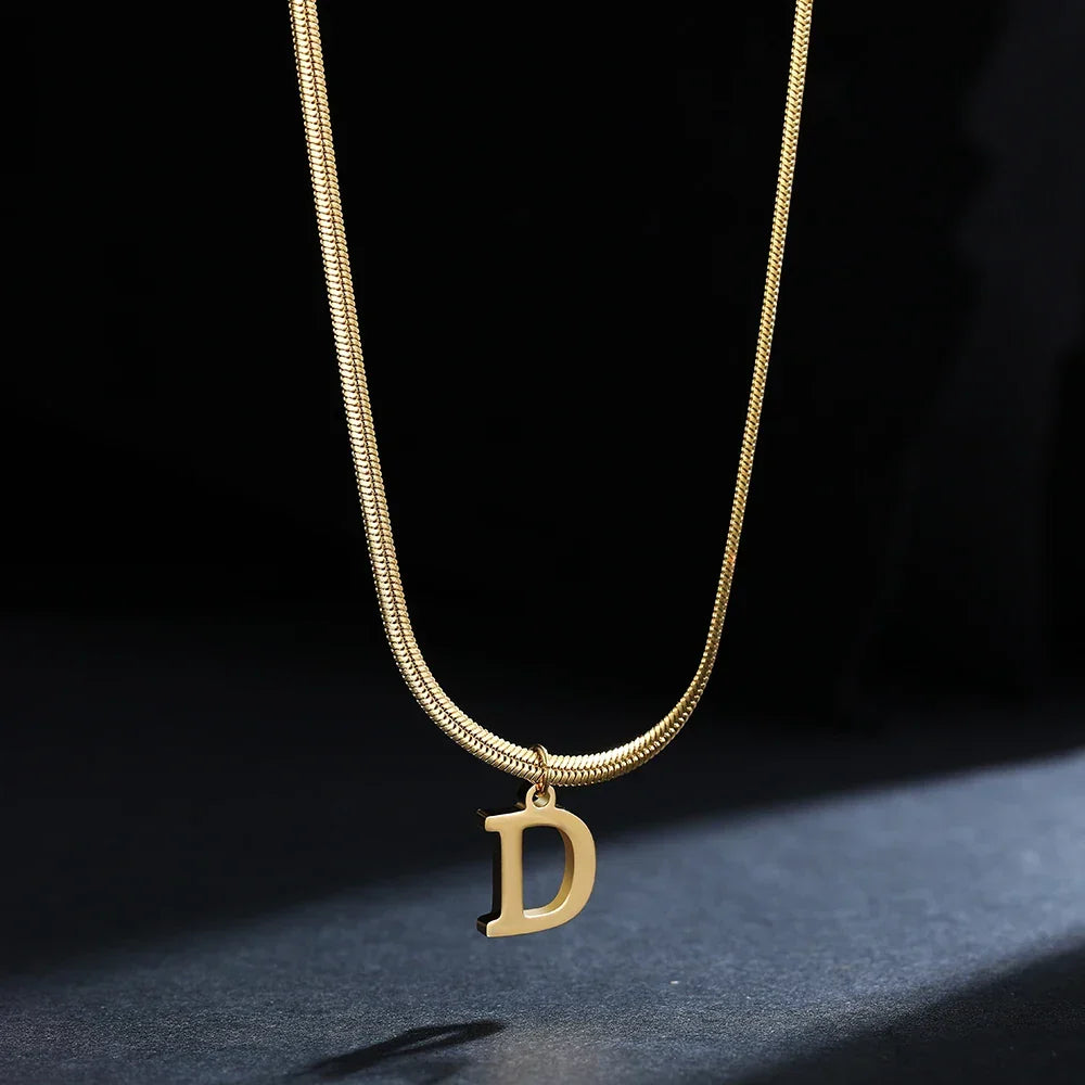 Collier ras de cou femme avec pendentif initiale d