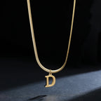 Collier ras de cou femme avec pendentif initiale d