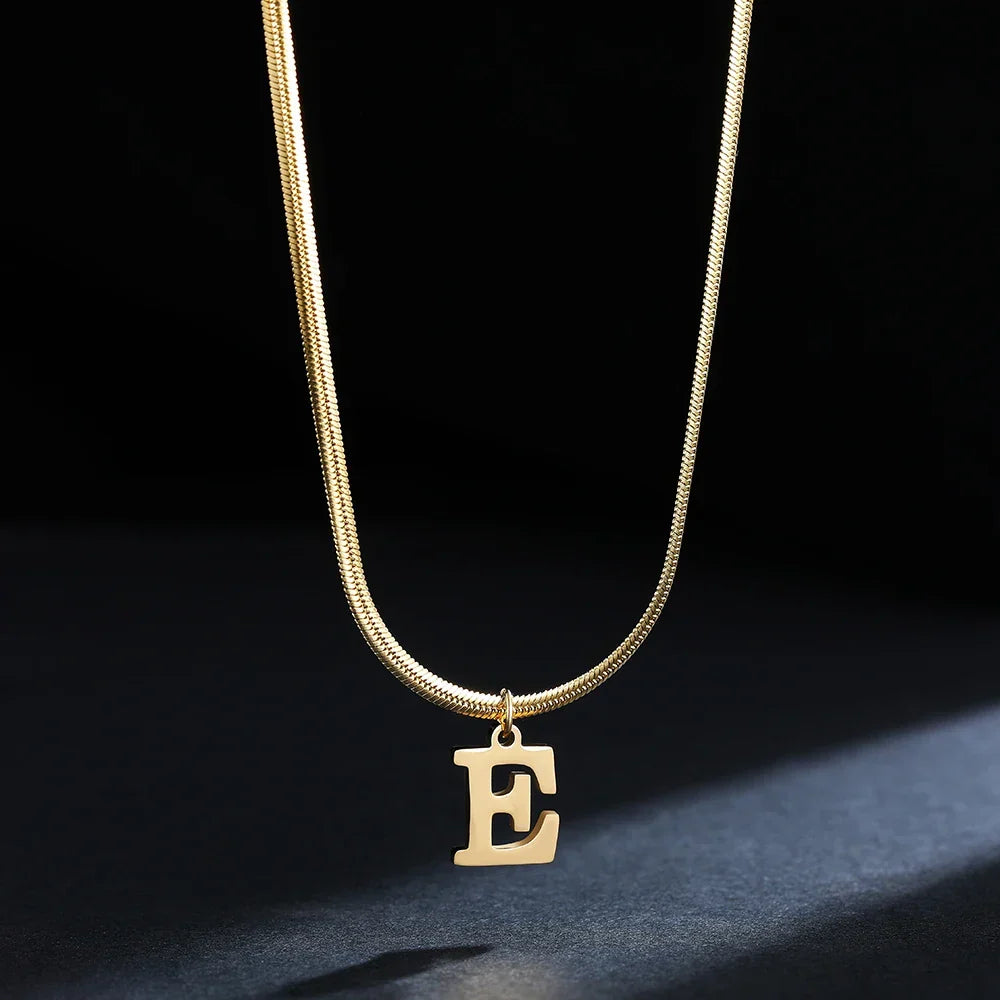 Collier ras de cou femme avec pendentif initiale e