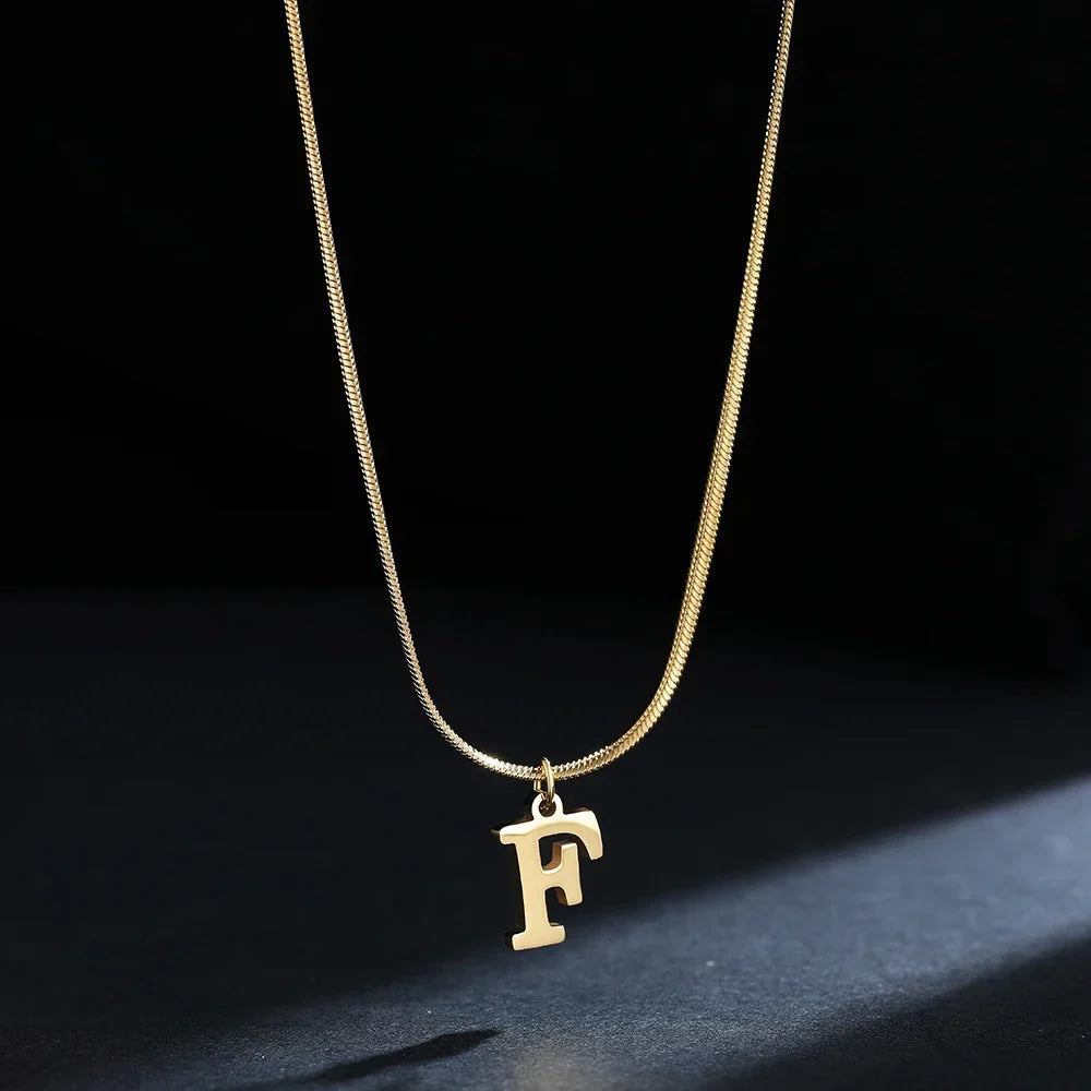 Collier ras de cou femme avec pendentif initiale f