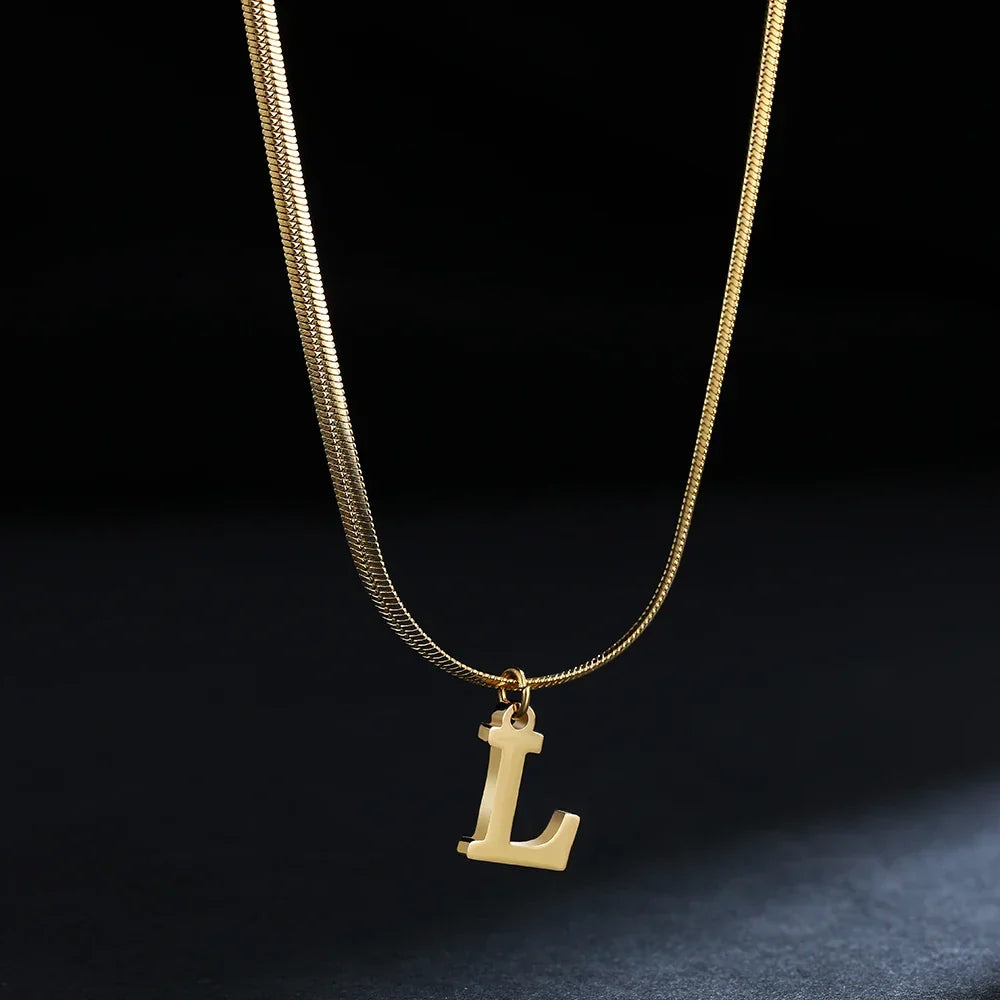 Collier ras de cou femme avec pendentif initiale l