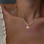Collier ras de cou femme avec pendentif initiale m