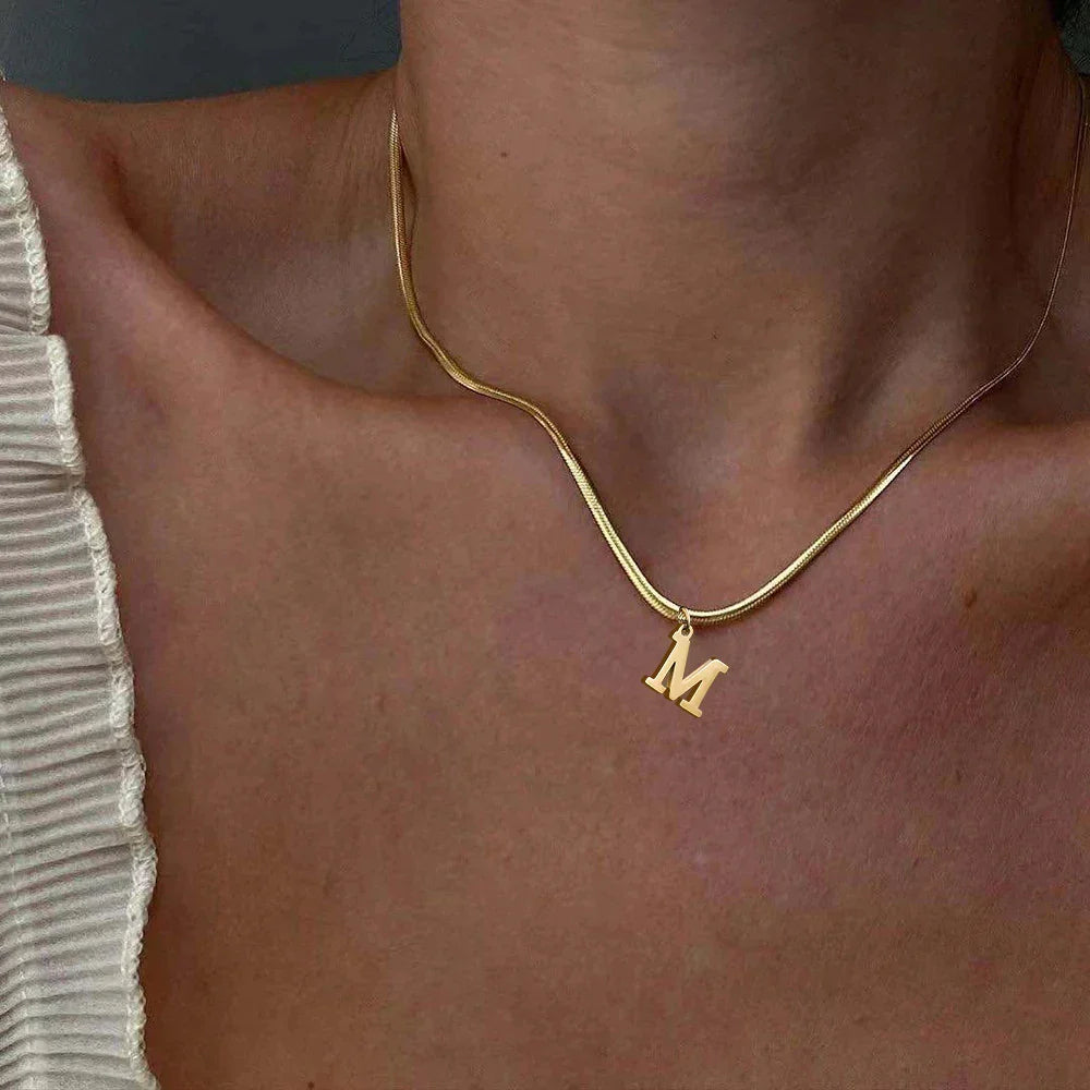 Collier ras de cou femme avec pendentif initiale m