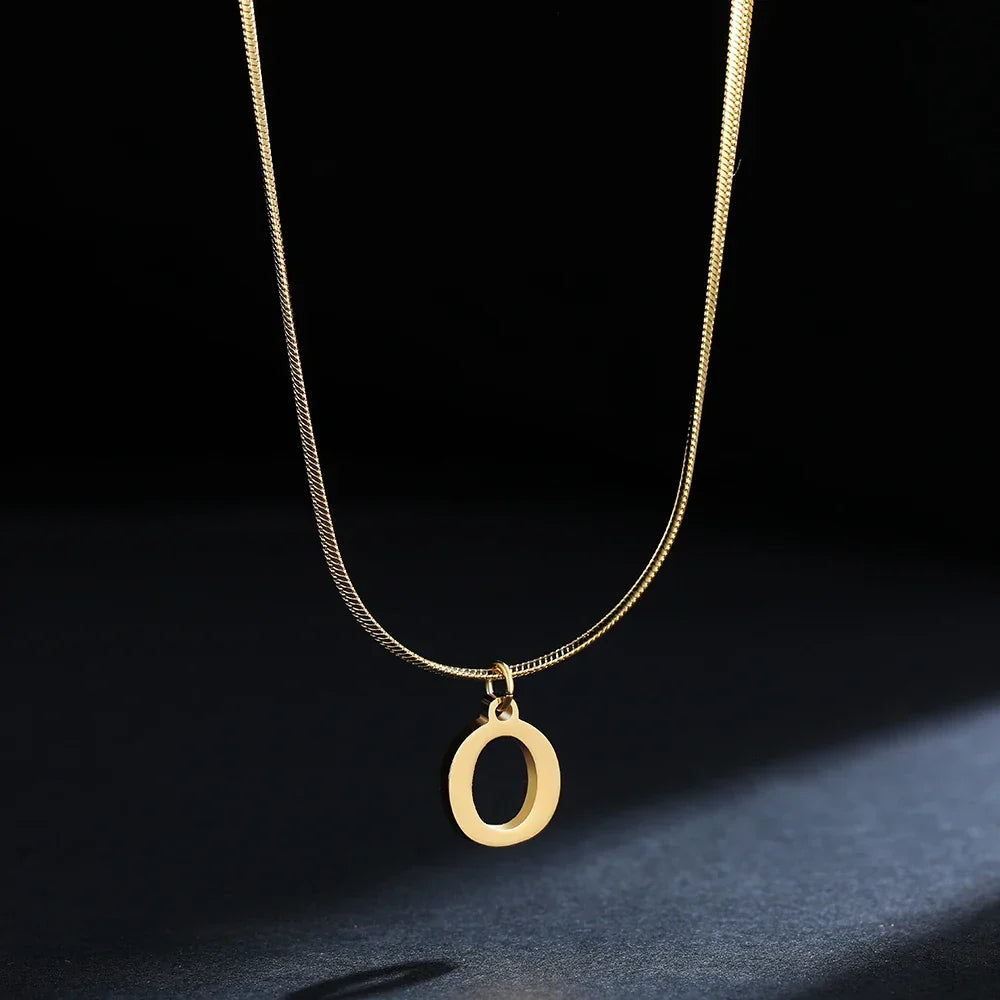Collier ras de cou femme avec pendentif initiale o