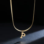 Collier ras de cou femme avec pendentif initiale p