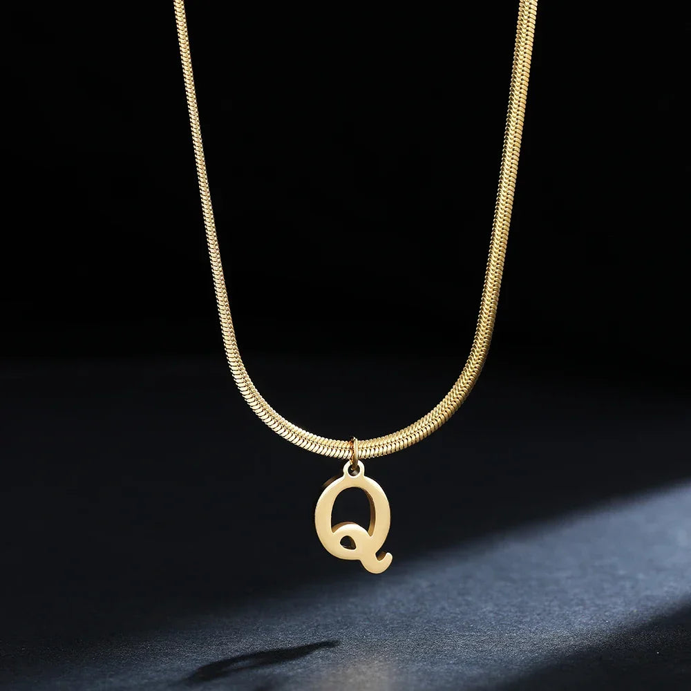 Collier ras de cou femme avec pendentif initiale q