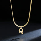 Collier ras de cou femme avec pendentif initiale q