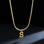 Collier ras de cou femme avec pendentif initiale s