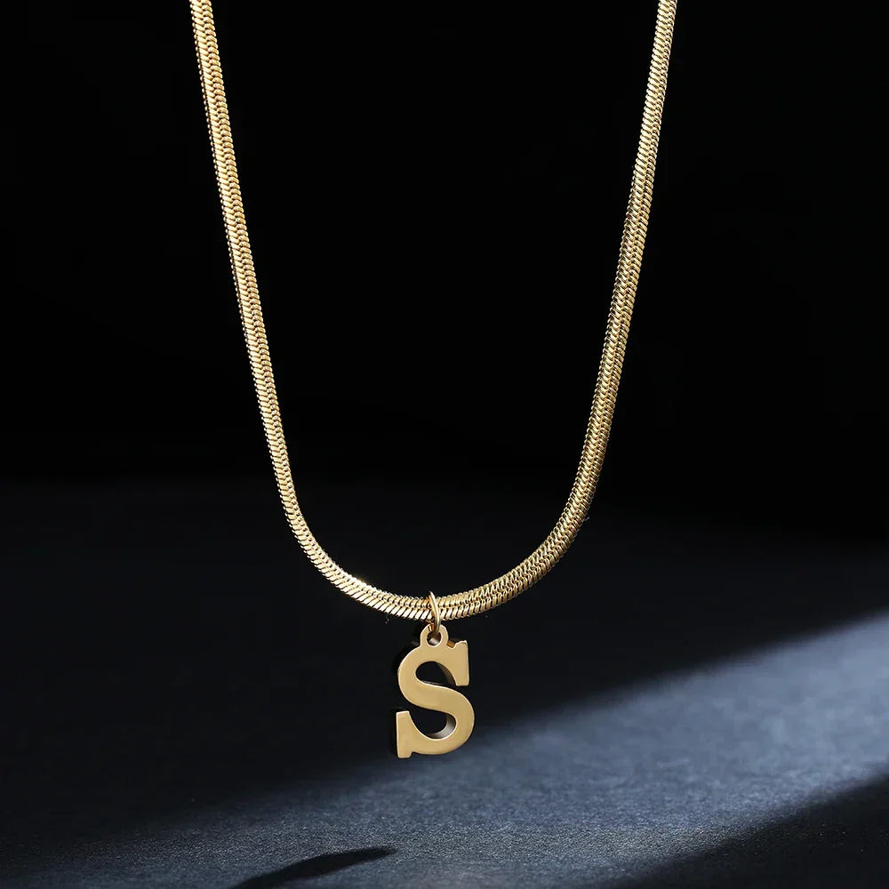 Collier ras de cou femme avec pendentif initiale s