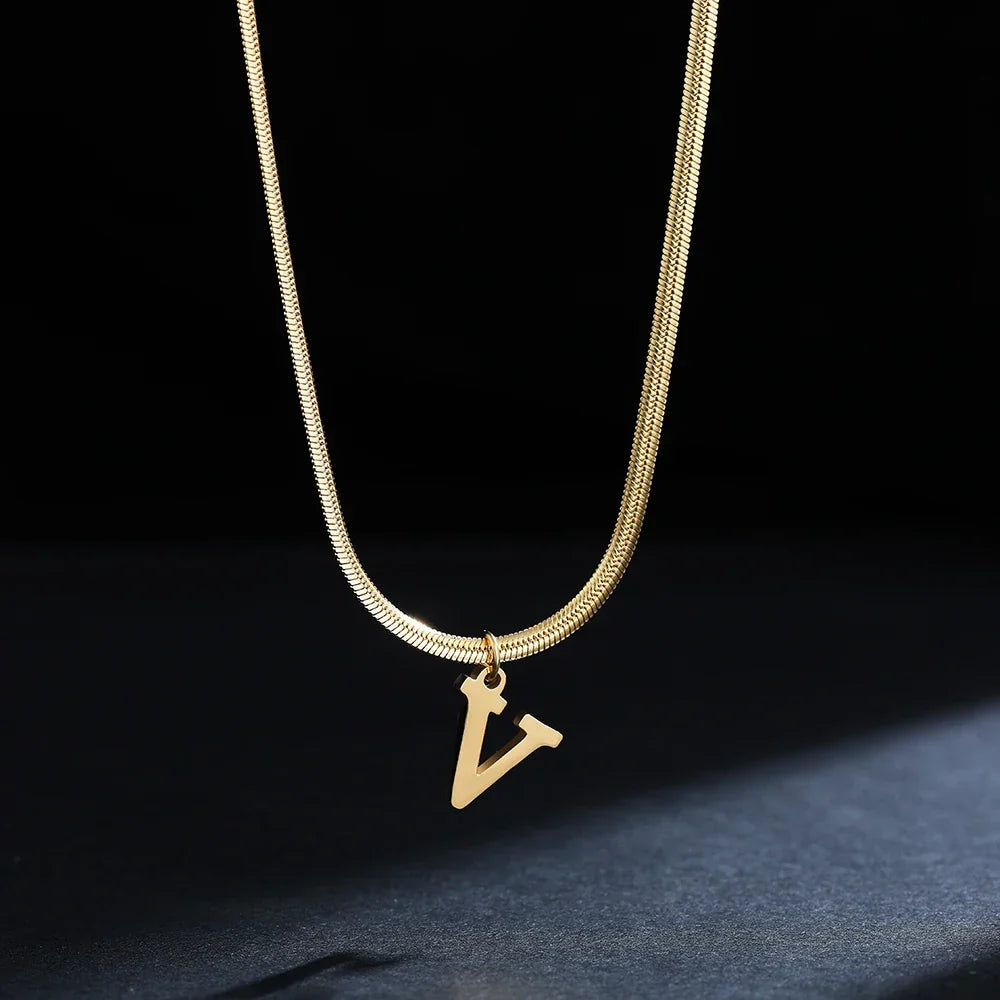 Collier ras de cou femme avec pendentif initiale v