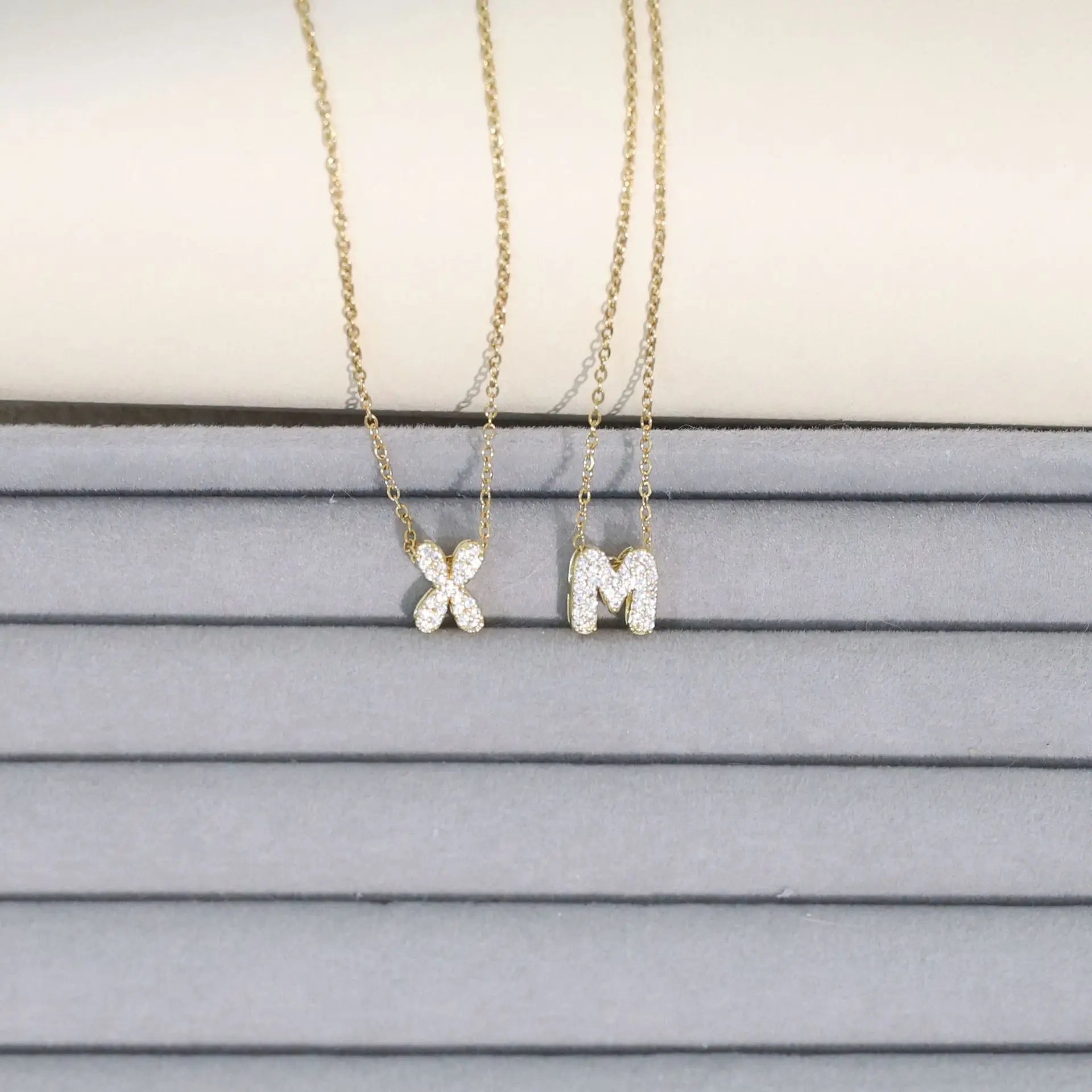 Collier ras de cou femme avec pendentif minimaliste initiale