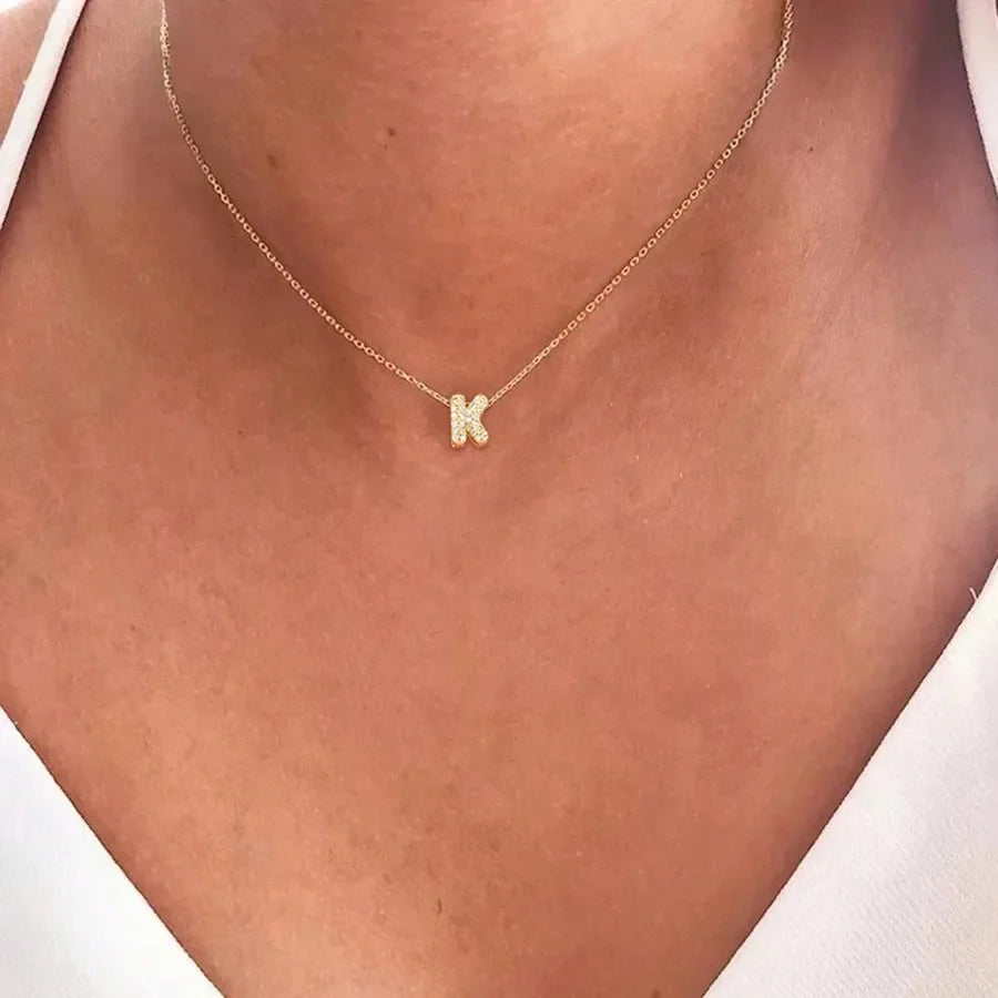 Collier ras de cou femme avec pendentif minimaliste initiale k